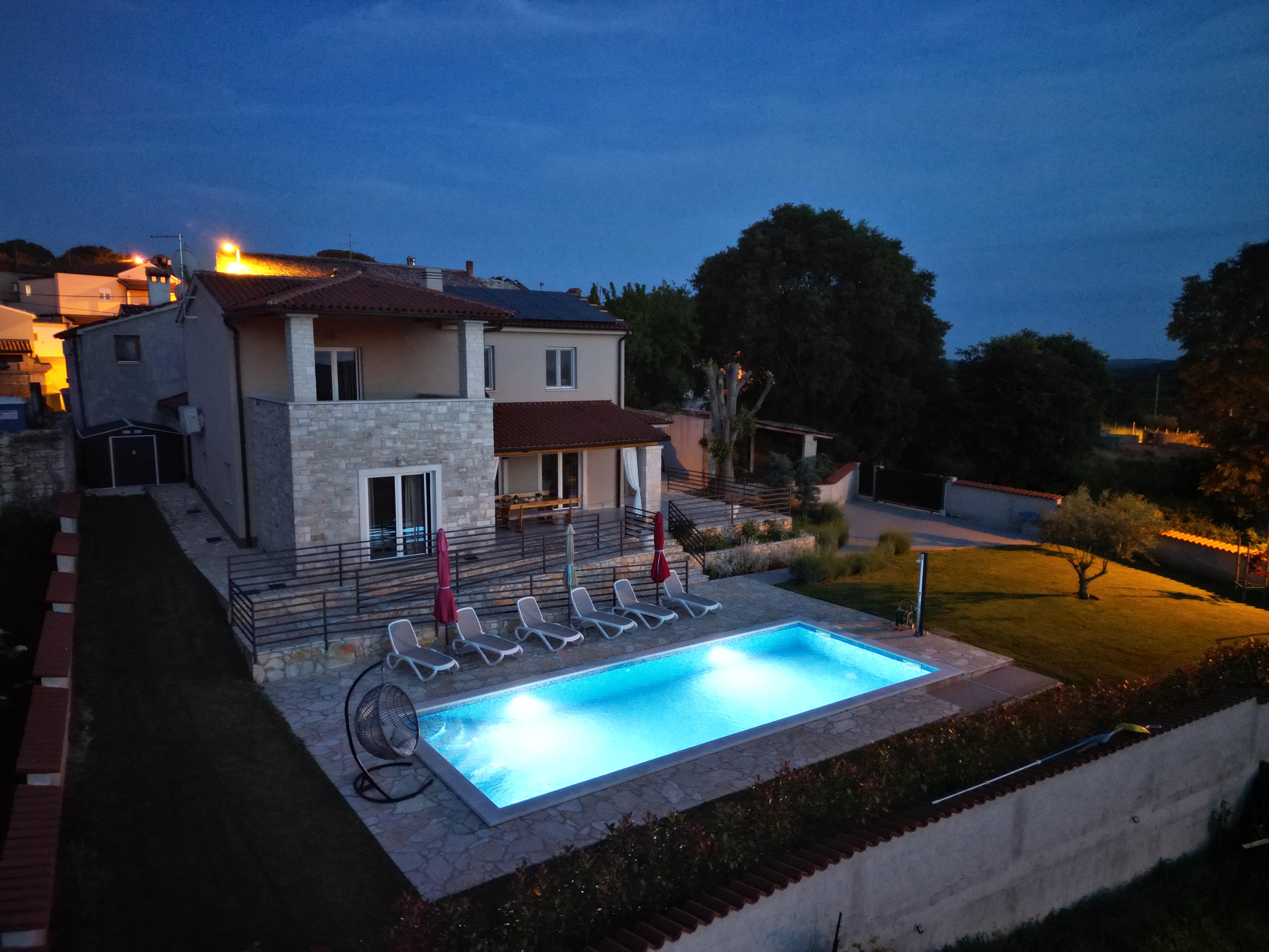 Villa Bellavista i osvijetljeni bazen u večernjim satima